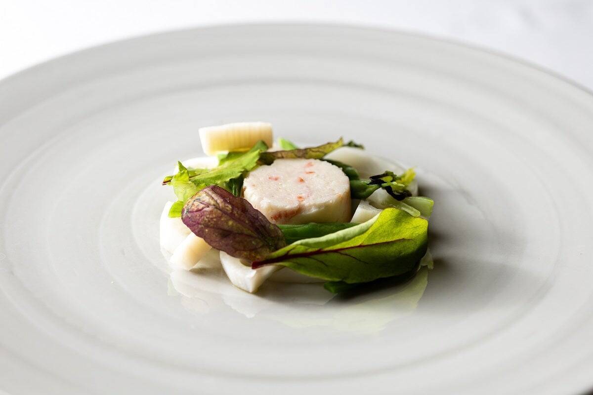 革新的素材×料理人が切り拓く新しいイタリアン。アルベルゴバンブー筒井シェフが見いだした「万能すりみパウダー」の価値と可能性