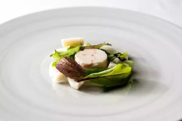 「革新的素材×料理人が切り拓く新しいイタリアン。アルベルゴバンブー筒井シェフが見いだした「万能すりみパウダー」の価値と可能性」の画像