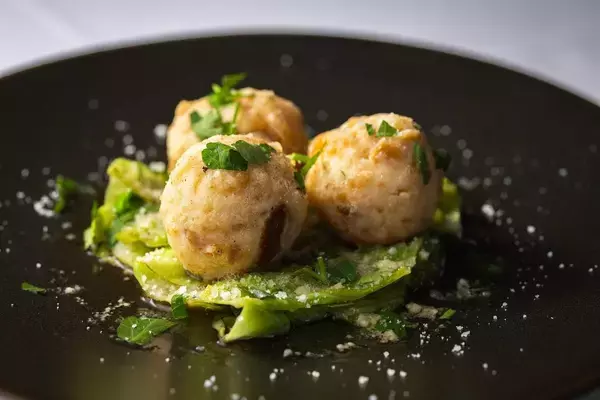 「革新的素材×料理人が切り拓く新しいイタリアン。アルベルゴバンブー筒井シェフが見いだした「万能すりみパウダー」の価値と可能性」の画像