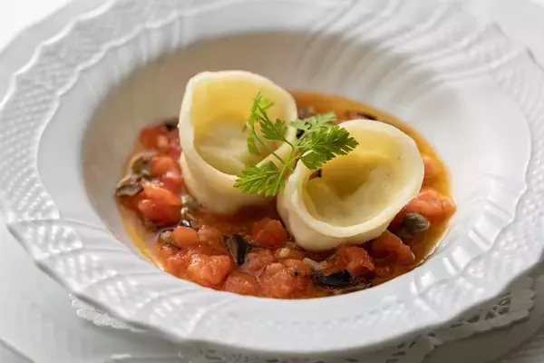 「革新的素材×料理人が切り拓く新しいイタリアン。アルベルゴバンブー筒井シェフが見いだした「万能すりみパウダー」の価値と可能性」の画像