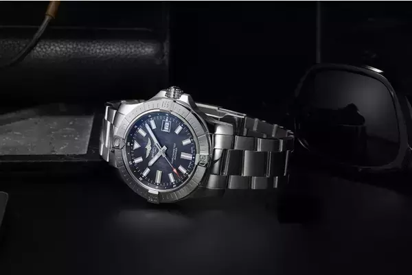 大胆で頑強なパイロットウォッチ、アベンジャーからブラック マザー オブ パールダイヤルの日本限定モデルが登場