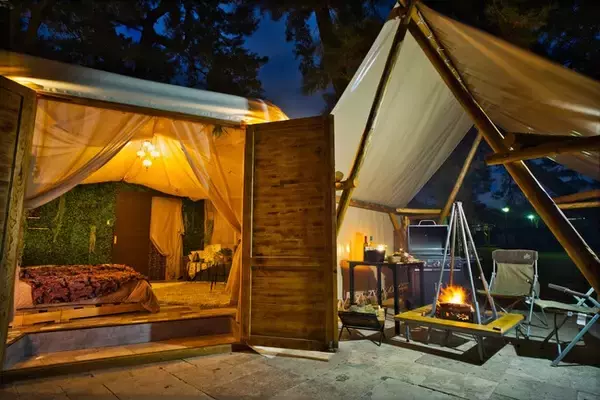 《年々増え続ける冬グランピングは魅力たっぷり！》愛知県でも非日常が味わえる！？期間限定の薪放題で焚火をして、冬のアウトドアを楽しもう！