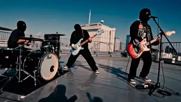 正体不明のハードコアJ-POPバンドthe bercedes menz、ついに顔出し解禁…!? 初のドラマタイアップ楽曲MV公開！