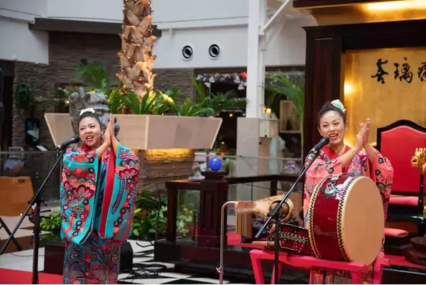 ツーリストホテル『ホテルリソルトリニティ那覇』、ブルーノート監修のカフェで三線・太鼓の音色と島唄を愉しむ「めんそーれ沖縄 SUMMER LIVE」 を開催