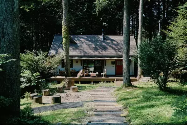 ログハウスのBESSから、”平小屋”として人気の「栖ログ」初の特別モデルを2025年3月末までの期間限定で発売