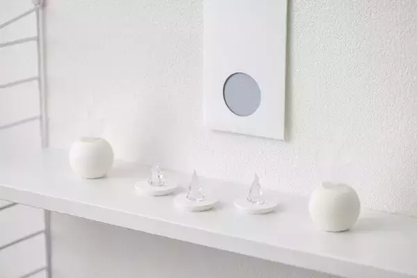 本物の「水・米・塩」が光の中に浮遊するお供え物。「光を飾る」がコンセプト、神具で変わる神棚。現代の暮らしニーズから生まれた「光の神具セット」を発売。