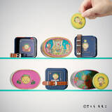 「お菓子缶デザインのガチャガチャ（※カプセルトイ）を回して『世界のボタン』を手に入れよう！コジコジ缶シリーズが北海道に初登場」の画像1