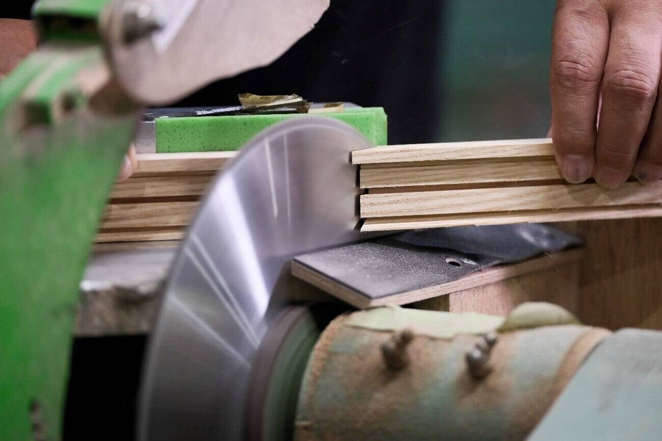 「山里の額縁工房が作るスツール」。手仕事の職人芸が紡ぐ物語