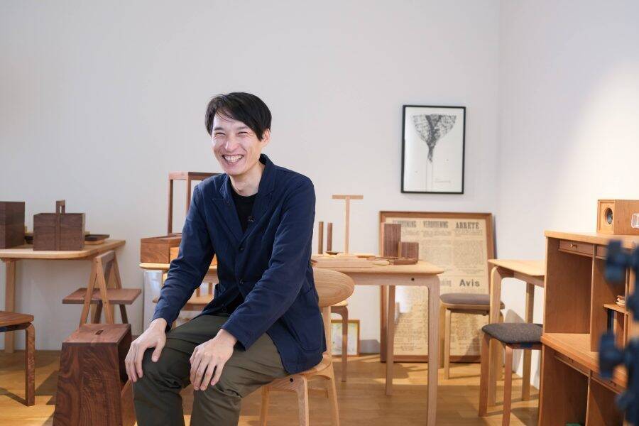 「山里の額縁工房が作るスツール」。手仕事の職人芸が紡ぐ物語