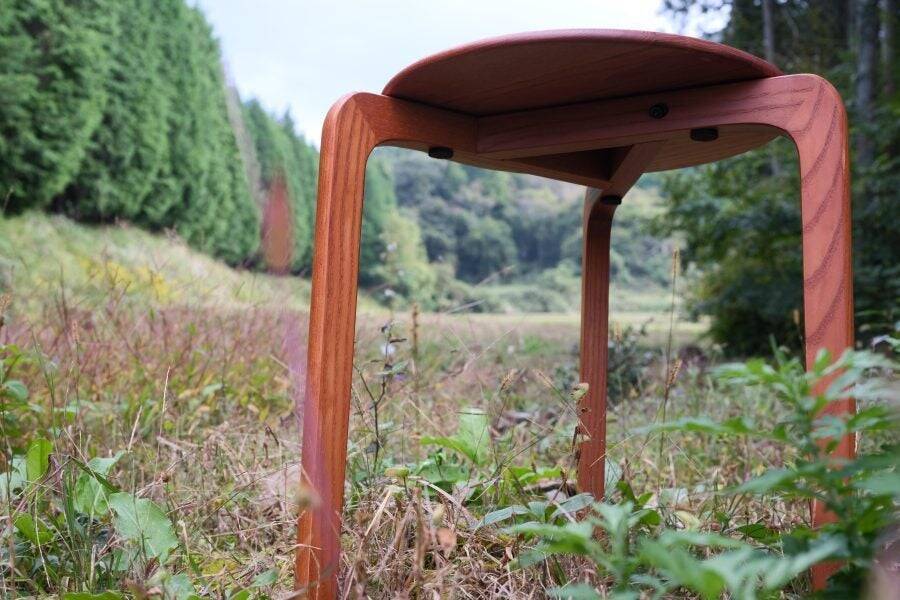 「山里の額縁工房が作るスツール」。手仕事の職人芸が紡ぐ物語