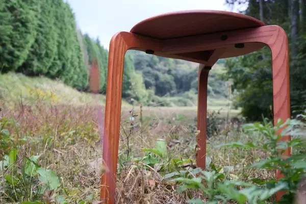 「「山里の額縁工房が作るスツール」。手仕事の職人芸が紡ぐ物語」の画像