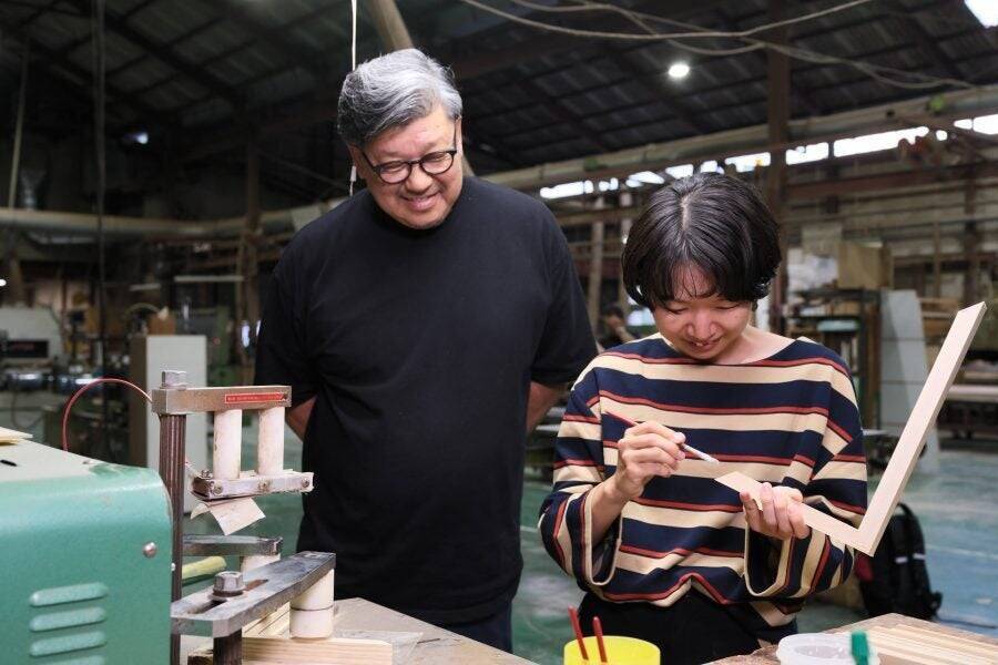「山里の額縁工房が作るスツール」。手仕事の職人芸が紡ぐ物語