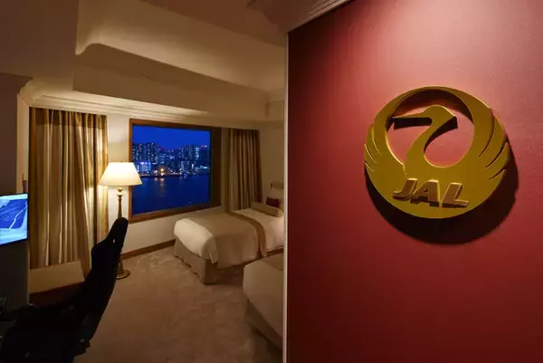 【共同リリース：日本航空株式会社・グランドニッコー東京 台場】グランドニッコー東京 台場にJALファーストクラスラウンジを表現した初コラボルーム「JAL FLIGHT & RED SUITE」を新設