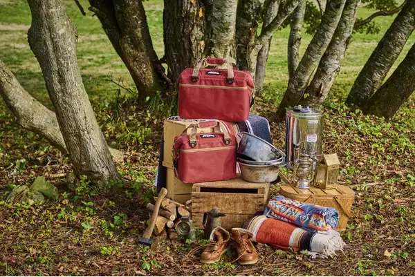 AO Coolers（エーオークーラーズ）より、オールドアメリカンの風を纏う新色カーディナルレッドと新サイズのワックスドキャンバスソフトクーラーが2024年2月2日（金）新発売！