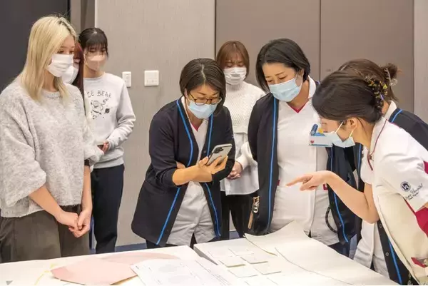 「産科病棟に“つながる線” で、母親や家族の心に寄り添う空間を創出　京都芸術大の学生が大阪・医学研究所北野病院にホスピタルアートを施工」の画像