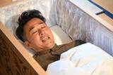 「自分が最後に入る棺を、今、自ら彫る。緑内障と向き合う葬儀社社長、50歳の決断」の画像7