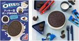 「オレオ誕生110周年記念！オレオの魅力がギュッと詰まった初の公式ブランドブックが登場！思わず食べたくなるくらい本物そっくりのオレオクッキー型ポーチ付き『OREO(R) クッキー型ポーチBOOK』」の画像1