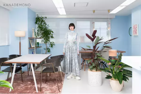 【KANADEMONO × あさぎーにょさん】新生活に向けた空間作りのヒントについてコラボコンテンツを公開。働く人たちの気分もPOPになるアットホーム感のあるオフィスを作りました。