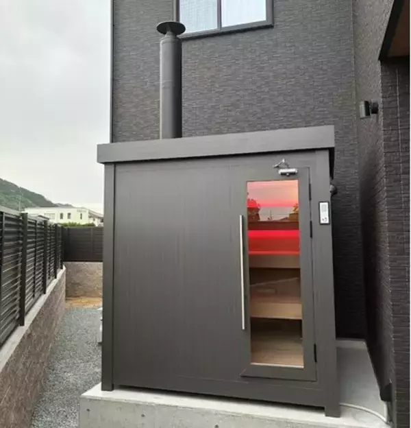【idetox】PVC合板×薪ストーブ仕様の屋外サウナ新モデルを開発