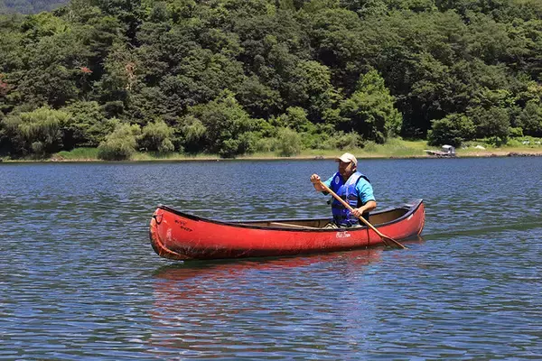 夏キャンプと水上アクティビティを一緒に楽しめる！山梨県・富士五湖のひとつ“河口湖”湖畔のキャンプ場『CAMP SATOMIYA～キャンプさとみや～』でカヌー・カヤックの無料レンタルスタート！
