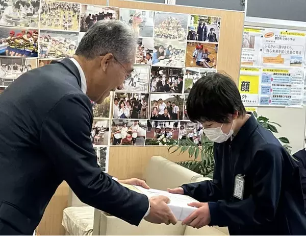 (株)山田養蜂場が小学校へ書籍10,000冊を寄贈！～「みつばち文庫」として全国1,990校に～