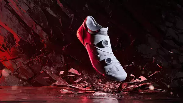 スペシャライズドがレムコ・エヴェネプールのグランツール総合優勝記念の第２弾として、彼と戦ったシューズS-Works Aresの30％オフセールを9月26日(月)まで開催！