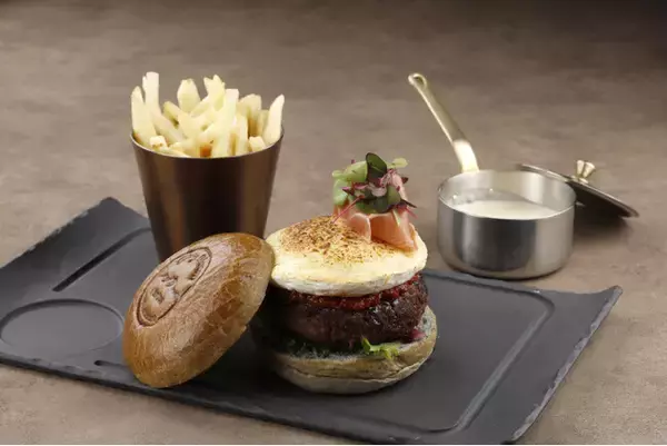 「【軽井沢 浅間プリンスホテル】竹炭バンズと牛肉100％パティに「アトリエ・ド・フロマージュ」のカマンベールチーズをトッピング　冬季限定「ASAMAバーガー“Fromage(フロマージュ)”」を販売開始」の画像