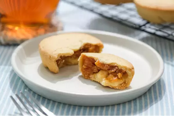 【アップサイクルで美味しく】規格外のドライパイナップルがしっとり食感の焼き菓子に。素材を無駄なく活かす『しっとり仕立てのパイナップルケーキ』をスナックミーオンラインストアで期間限定発売