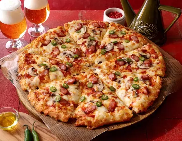 ピザーラの旨辛・激辛“セラーノ”に新バリエーション登場　刺激と旨みが重なる『セラーノペッパー＆ソーセージ』発売