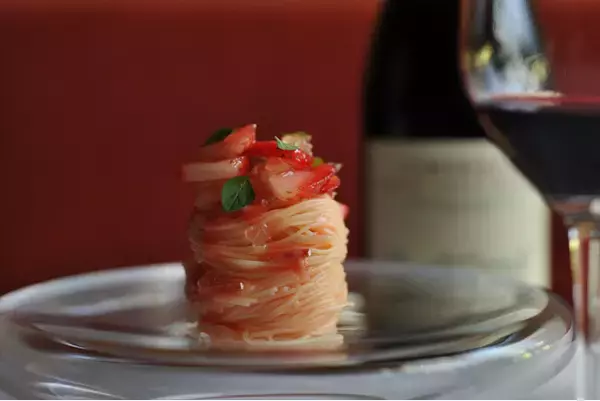 「【リゾナーレ八ヶ岳】旬の苺と彩り豊かな野菜の意外な組み合わせを楽しむ、春限定ディナーコースを提供」の画像