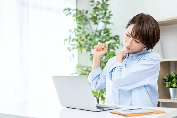 52％が「仕事中に肩こりを感じたことがある」一方、肩こりの認識があるものの放置している“肩こり放置者”が約半数 20代は50代の2倍以上が積極的に肩こり対策