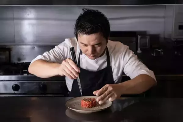 「Key Chef コンテスト」グランプリ・向井順平シェフのフルコース試食会を実施！オリジナルメニューを開発し、念願の独立開業に向けて着々と前進!!