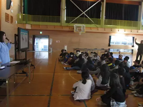 メガネのZoff「目の健康」を啓発する出張授業～茨城県つくばみらい市立福岡小学校の小学４～６年生の児童４５名、保護者２０名を対象に実施～