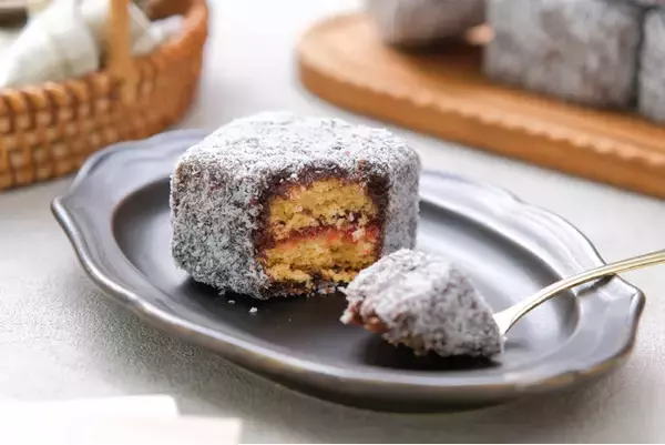 「【SNSで話題】オーストラリアの伝統スイーツをおうちで楽しめる『おうちで旅気分 ココナッツラミントン』をスナックミーオンラインストアで期間限定発売」の画像