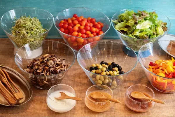 【創業70年の立川老舗青果卸が手がける】大人気サラダバーが“旬の果物を加えて”より豪華に！！焼き立てパンブッフェも新登場！！2026年2月2日（月）より提供開始