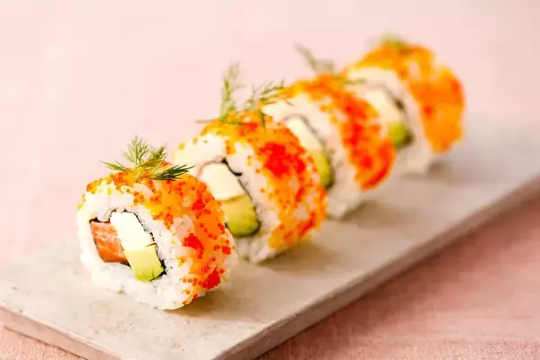 「高嶺の花だった寿司の大衆化を実現した「寿司ロボット」。誕生から40年以上活躍し進化を続ける開発STORY」の画像