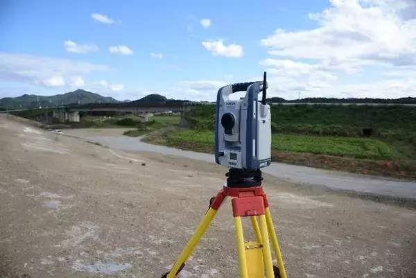 強力追尾で建設現場を支えるサーボトータルステーション『Spectra Geospatial Focus 50』リリース
