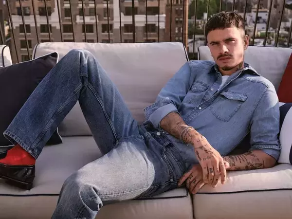 トミー ヒルフィガーがデニムを愛する人々をロメオ・ベッカム(Romeo Beckham)の世界へ誘う