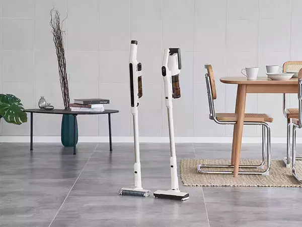 その場にサッと置ける便利な自立式＆力いらずの自走式で掃除のストレスを軽減！「自立式コードレススティッククリーナー」2種が新発売【ライフオンプロダクツ株式会社】