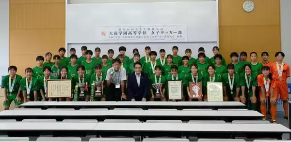 インターハイで優勝した大商学園高校女子サッカー部へ 「豊中かがやき大賞」を贈呈