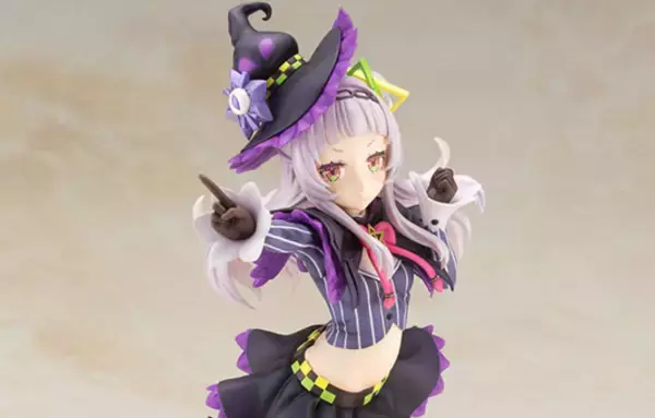 ホロライブ2期生のVTuber『紫咲シオン』が、おなじみの衣装でポーズを 