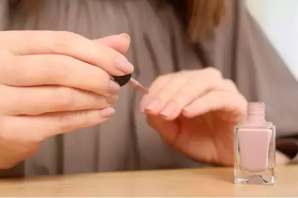 75%の女性がセルフネイルをしている！マニキュアとジェルネイルどっちが多い？セルフネイルでおすすめのアイテムを聞きました