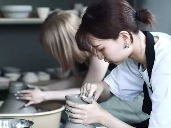 消費から関与へ。ものづくりを通して学びと繋がりを生む、陶芸体験を中心としたプラグイン型カルチャースクール「CLAY STUDIO」の展開を開始。