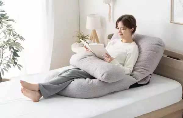 抱き枕と座椅子が合体！ハグ座椅子“ミドルバック”が登場。小型軽量化で省スペースでも使いやすく移動も簡単に！