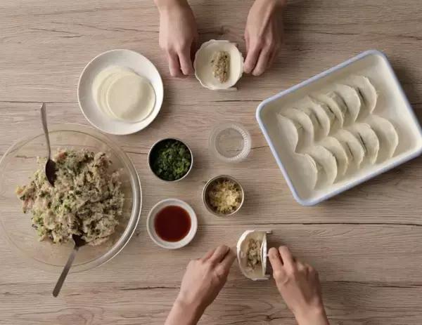 「手早くプロ級の仕上がり、手包みのような餃子が簡単に作れる『ぎょうざ包み』が新発売！」の画像