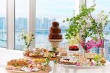 「ANAホリデイ・イン東京ベイ、空と運河を眺める28階で楽しむ夏のデザートビュッフェ「SWEETS IN THE SKY」を期間限定で開催」の画像1