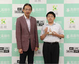 「中学2年の清水慎さんが将棋の全国大会優勝を高槻市長に報告」の画像1
