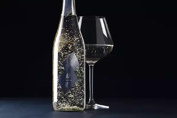 ボトルに天の川を閉じ込めて。夏の夜空を描く、銀箔煌めく純米大吟醸酒「銀星 -GINSEI-」誕生の舞台裏