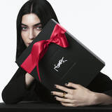 「YSLの人気ギフトラッピングがアップデート。特別な瞬間を、ドレスアップしたギフトと共に。」の画像1