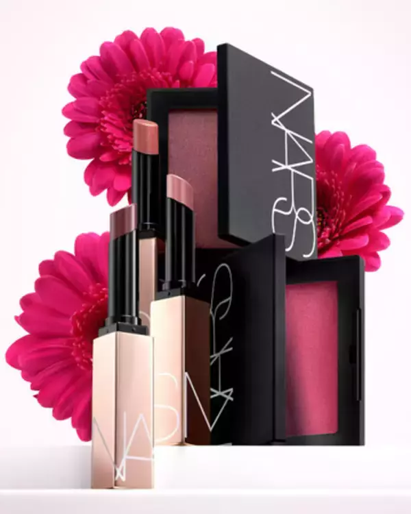 「フローラルなインスピレーションから生まれた情熱的なシェードの春新色。アフターグロー センシュアルシャイン リップスティックとブラッシュ NによるNARSのバレンタインコレクション＜本日発売＞」の画像